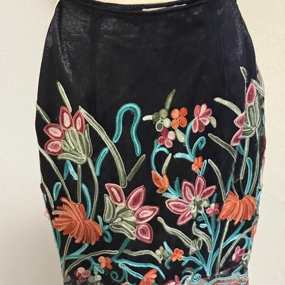 L’ATISTE BY AMY Floral Embroidered Black Skirt and Blouse Set - Picture 4 of 8